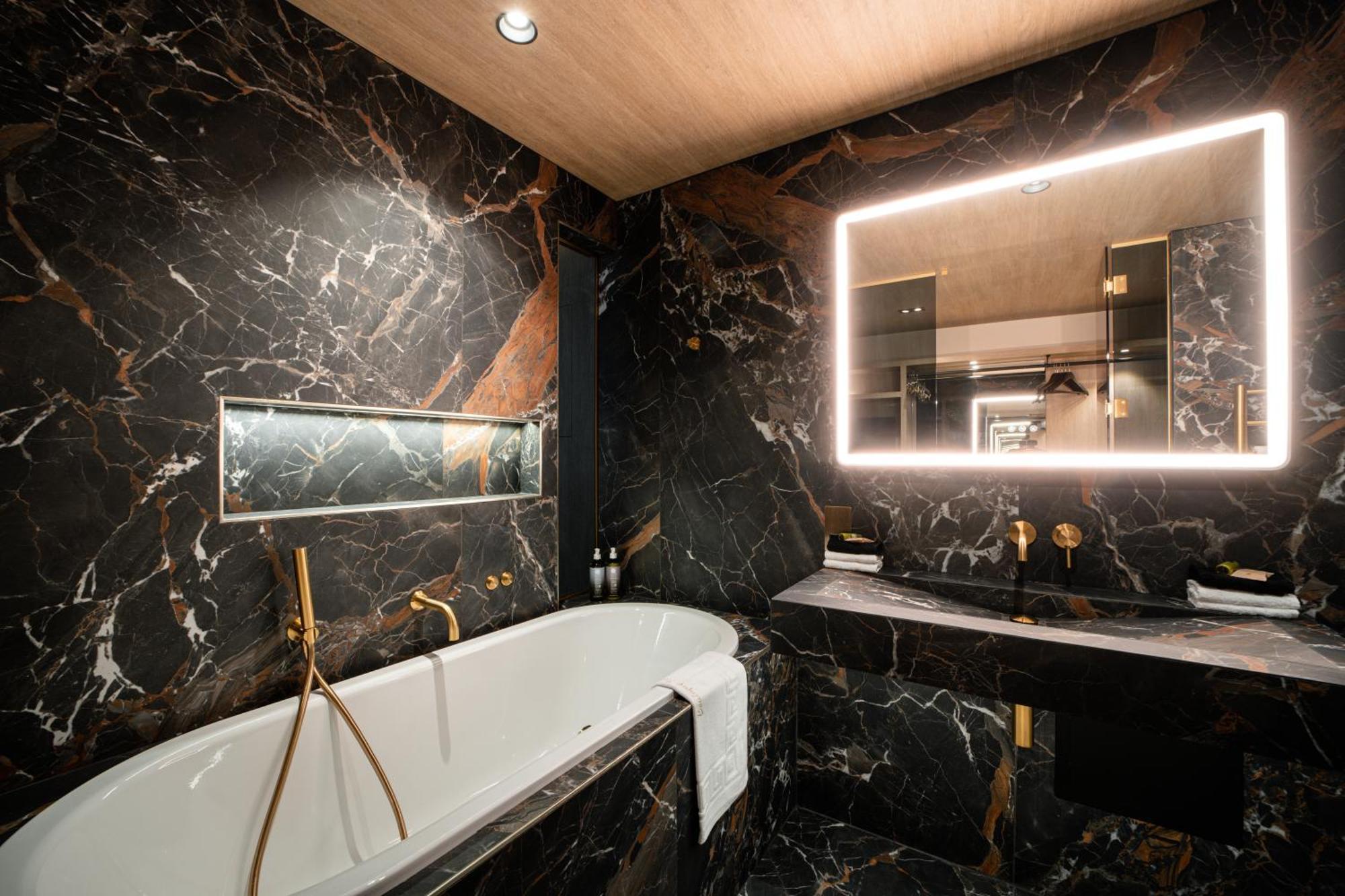 Отель No.4 Carlton 5*